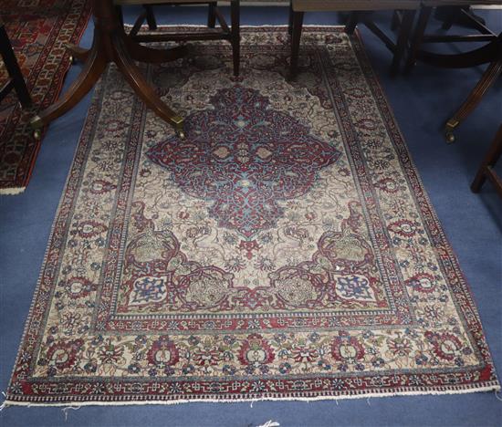 A Kashan ivory ground rug 200 x 135cm